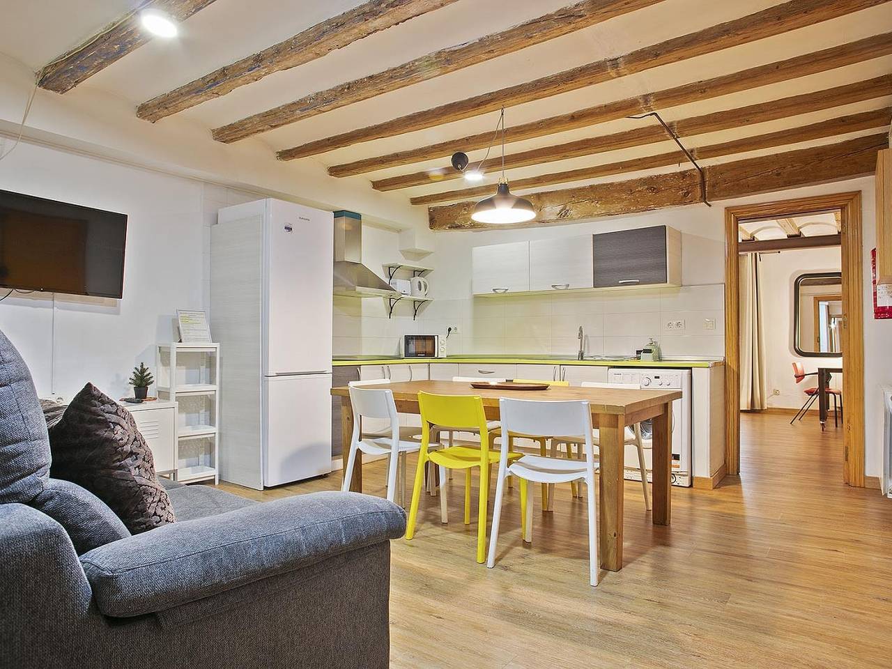 Entire holiday apartment, Las Ramblas, comfort in Bcn for 8 persons in Barcelona Centre, Barcelona