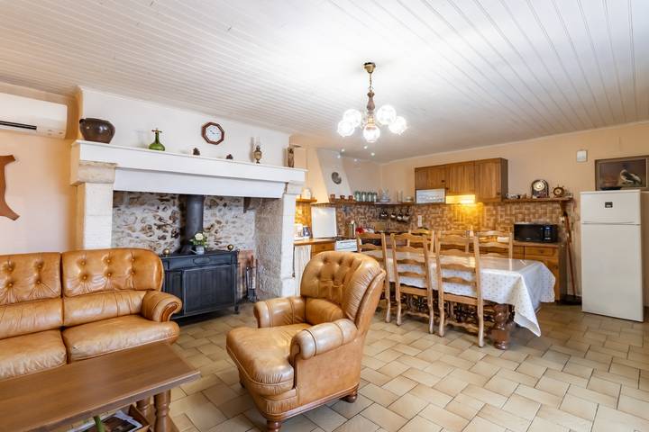 Holiday Home 'Le Haut Picot' with Private Terrace, Wi-Fi and Air Conditioning in Bussac, Périgord Blanc