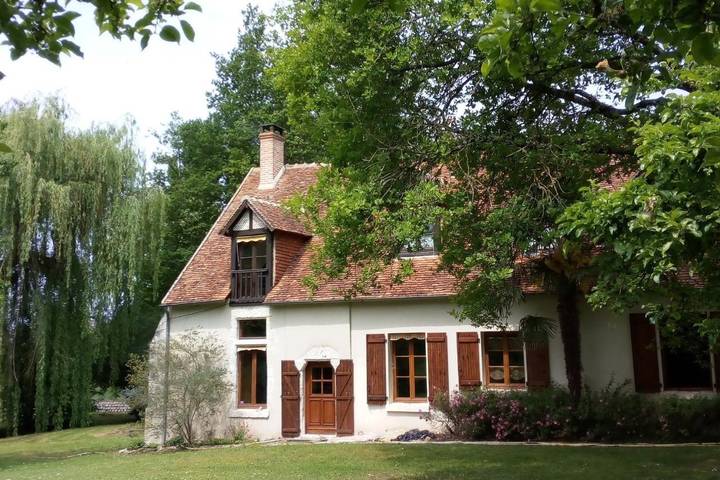 Location de vacances pour 8 personnes, avec Terrasse ainsi que Jardin et Vue à Fougères-sur-Bièvre