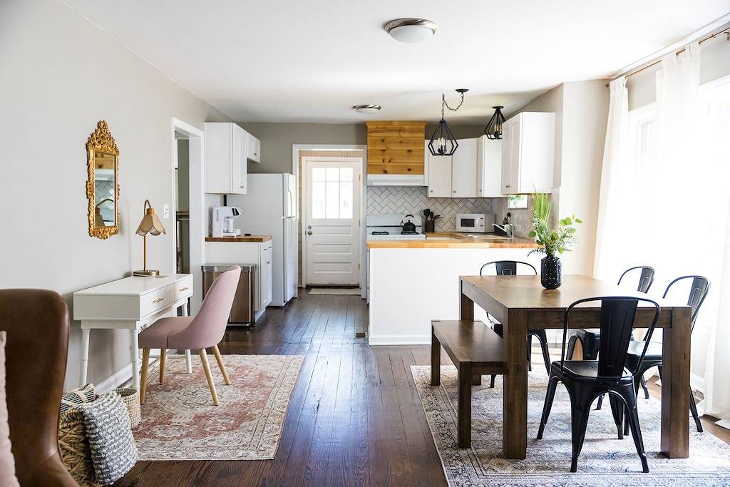 The Coliseum Cottage. 1 King/ 2 Queen Beds. Close to coliseum and colleges. in Greensboro, Guilford County