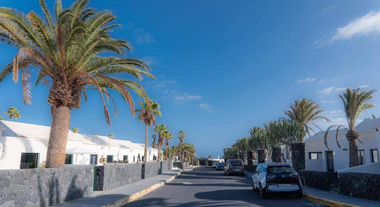 Comfortable houses Playa Roca beachfront access in Costa Teguise, Teguise