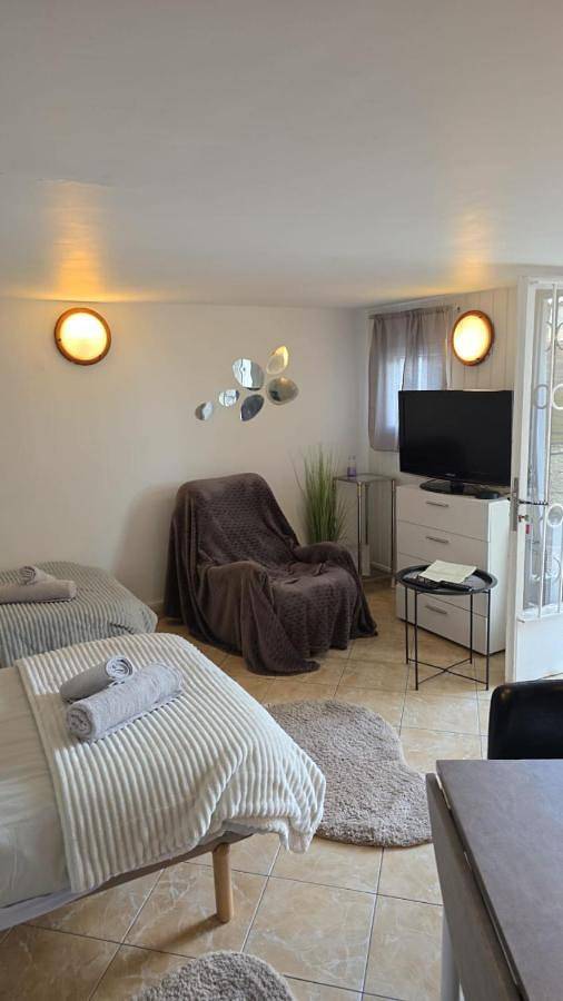 Gîte pour 2 personnes, avec piscine ainsi que jardin et terrasse, animaux acceptés à La Ferté-Gaucher - 2