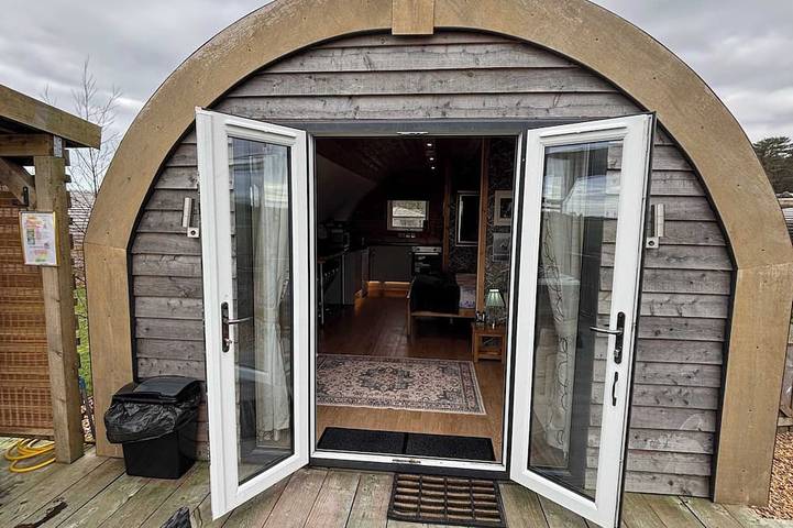 Log cabin for 3 people, with hot tub and garden, with pets in Scotland