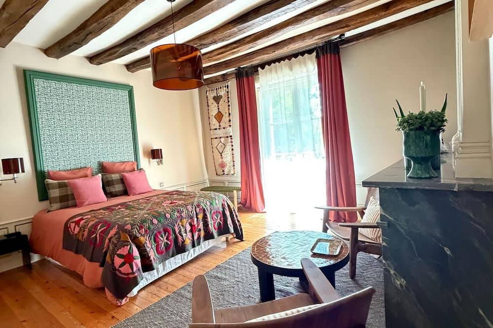 Upmarket \"Ame Soeur\" B&B room in the center of Chinon in Chinon, Loire Valley