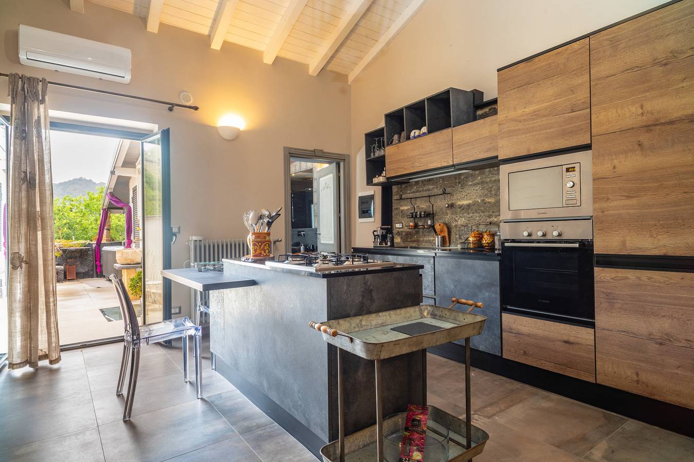 Entire apartment, Apartment 'Sikelia Relais 2' with Mountain View, Wi-Fi and Air Conditioning in Linguaglossa, Mount Etna