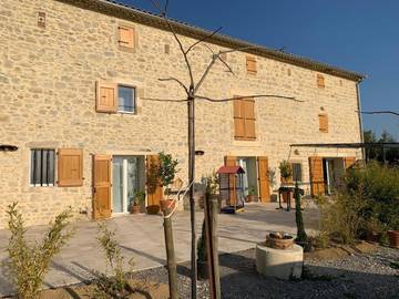 Gîte pour 6 personnes, avec terrasse ainsi que jacuzzi et jardin à Domessargues