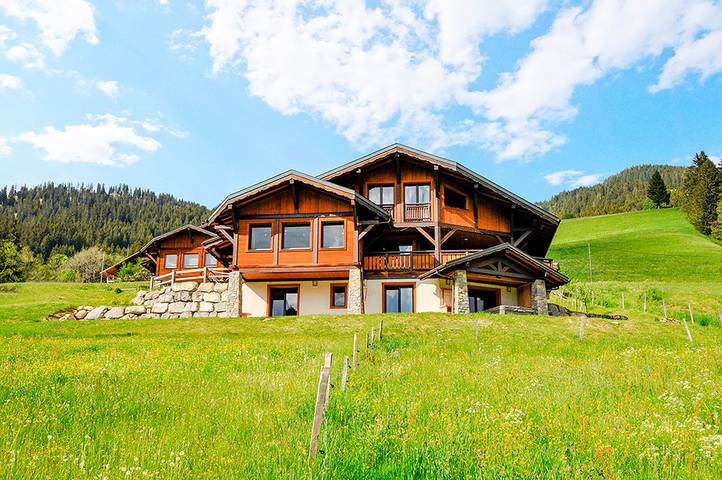 Chalet pour 13 personnes, avec Balcon et Jacuzzi ainsi que Terrasse et Sauna à Chatel