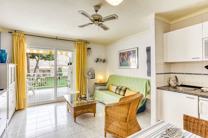 Apartamento entero, Apartamento vacacional "Els Pins" con piscina compartida, balcón y Wi-Fi in La Escala, Alt Empordà