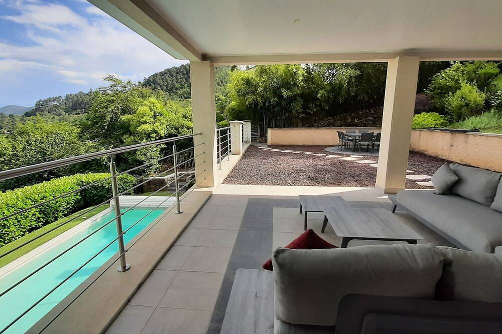 Maison dans les Cévennes pour 6 à 8 personnes, piscine et terrasse panoramique in Sainte-Cécile-d'Andorge, Parc national des Cévennes