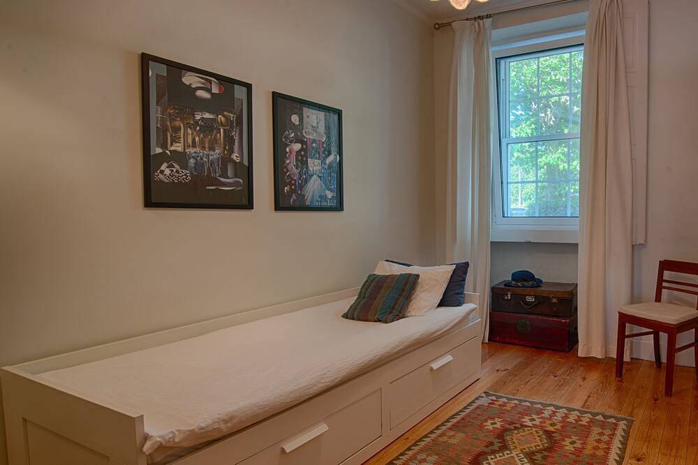 Spacious 5-bedroom house with garden in charming Arcozelo 1´ to the beach in Arcozelo, Distrito de Porto