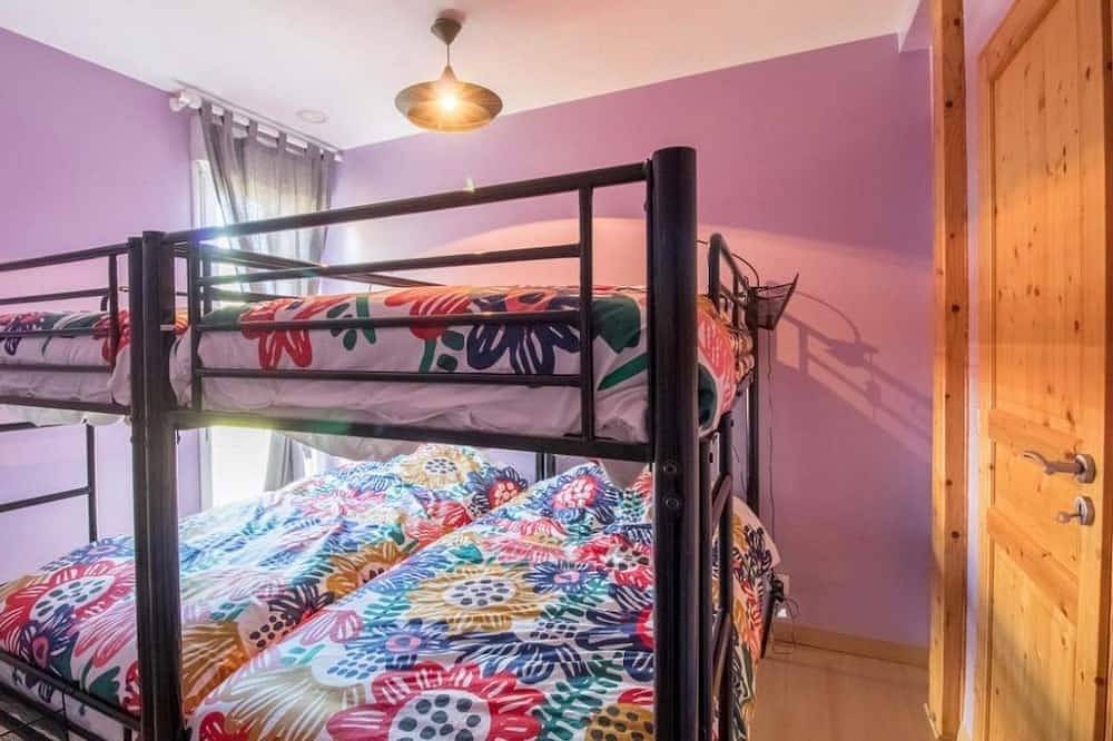 Spacious, bright house 15 minutes from the Puy de Sancy! Ideal for families in La Tour-d'Auvergne, Volcans d'Auvergne Regional Nature Park