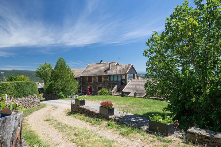 Casa de vacaciones 'La Magnannerie' con vistas a la montaña, piscina compartida y aire acondicionado in Gravières, Parc naturel régional des Monts d'Ardèche