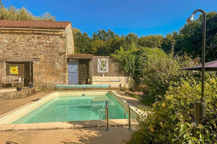 Gîte pour 4 personnes, avec terrasse ainsi que sauna et piscine à Sauveterre-la-Lémance