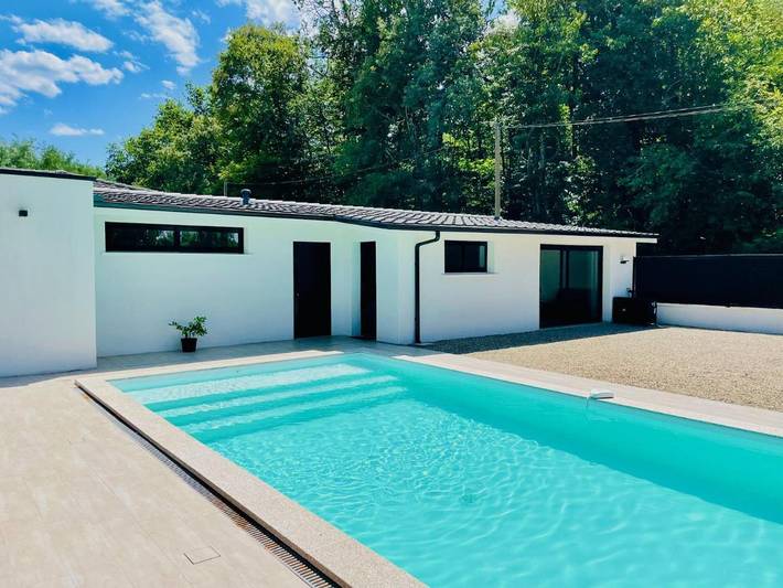 Gîte pour 4 personnes, avec terrasse ainsi que jardin et piscine à Saint-Selve - 2