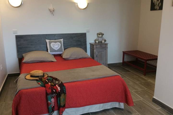 Gîte pour 6 personnes, avec jardin et piscine à Saint-Geniès - 2