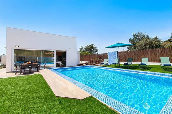 Peaceful villa w/ pool, BBQ & ping-pong table in Alcantarilha, Alcantarilha e Pêra
