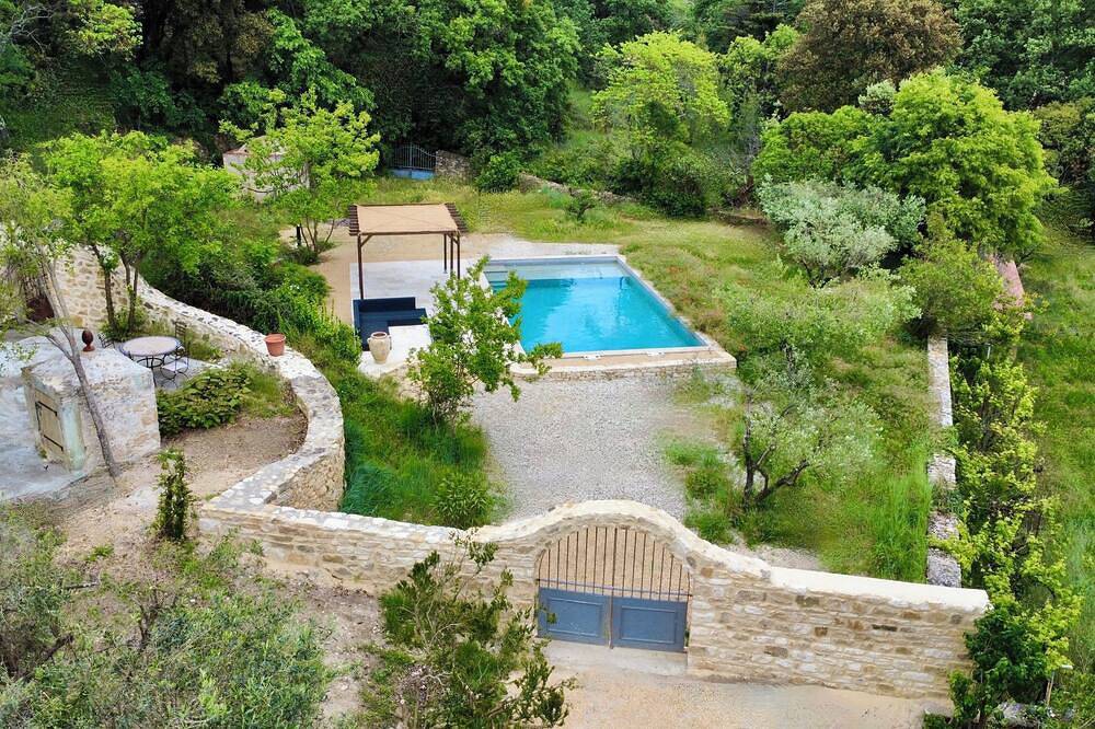 Large country house, heart of nature, 2 private swimming pools, panoramic view ! in Saint-Alexandre, Region de Nimes