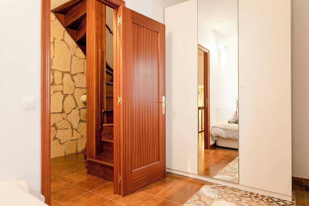 Hel lejlighed, Barcelona Beach Home: Historic house with rooftop terrace 1 min from the beach! in Barcelona Centre, Barcelona