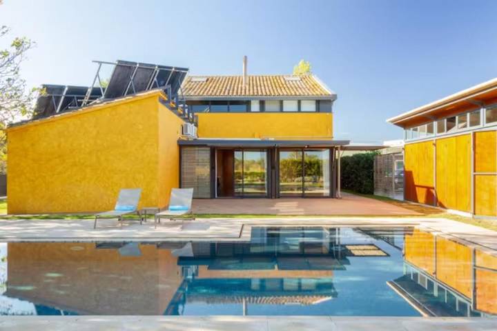 Location de vacances pour 7 personnes, avec jardin ainsi que vue et piscine dans San Martin Sarroca