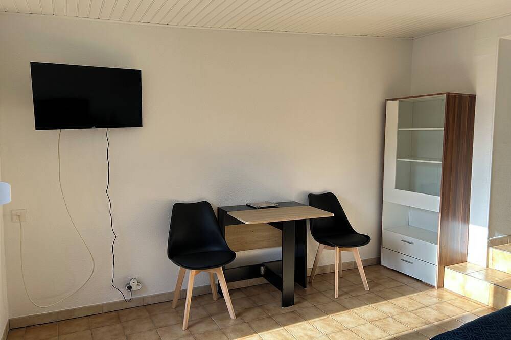 Ganze Wohnung, Studio Apartment Facing the Courtyard with a View of the Charlemont Citadel - Le Vale in Givet, Regionaler Naturpark Ardennen