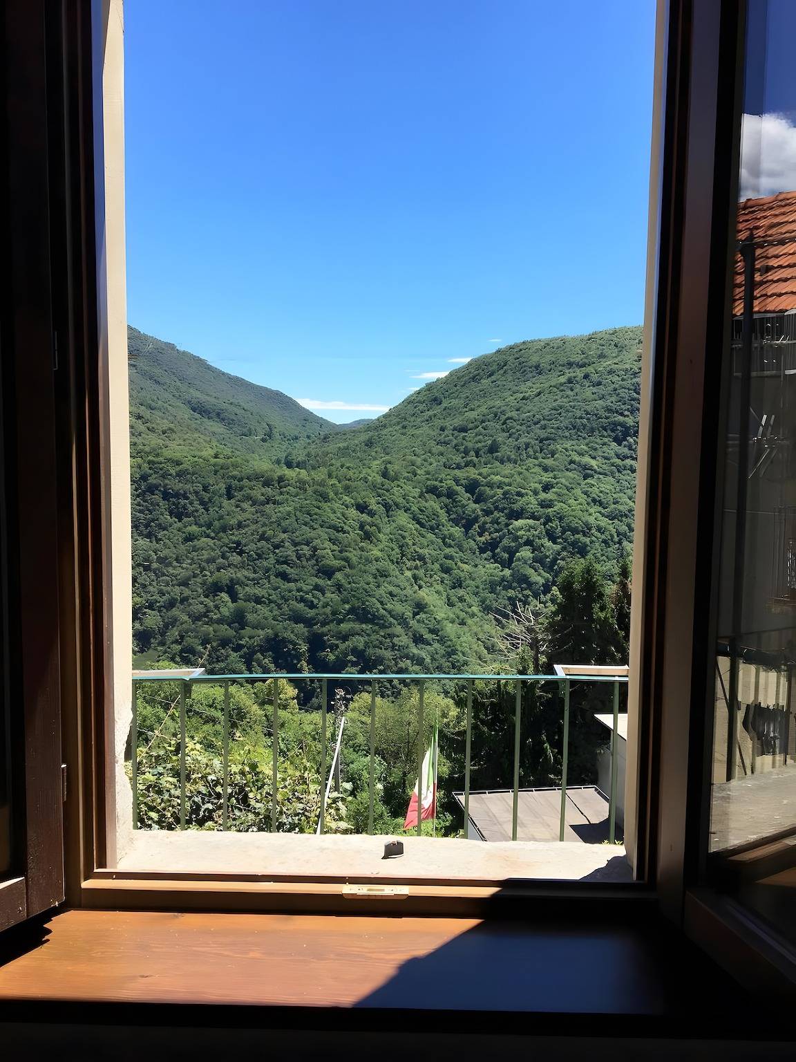 Ganze Wohnung, Artist Lake House mit Panoramablick, Seesicht, privater Terrasse und Wlan in Garabiolo, Maccagno con Pino e Veddasca