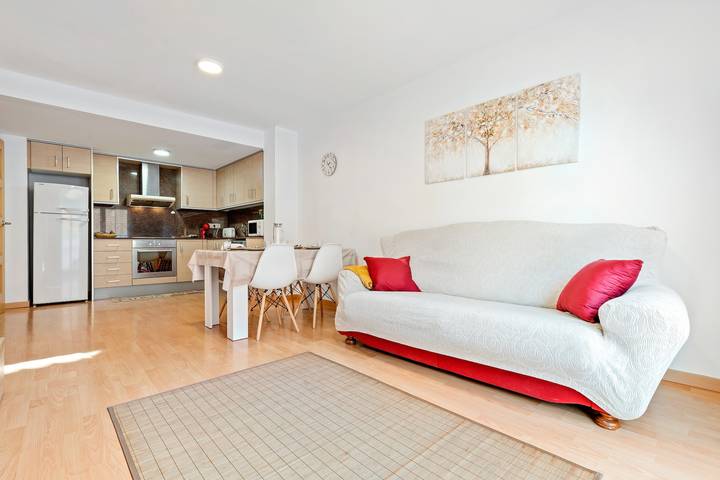 Apartamento entero, Apartamento 'Canana De Vega' con balcón, Wi-Fi y aire acondicionado in Flix, Tierras del Ebro