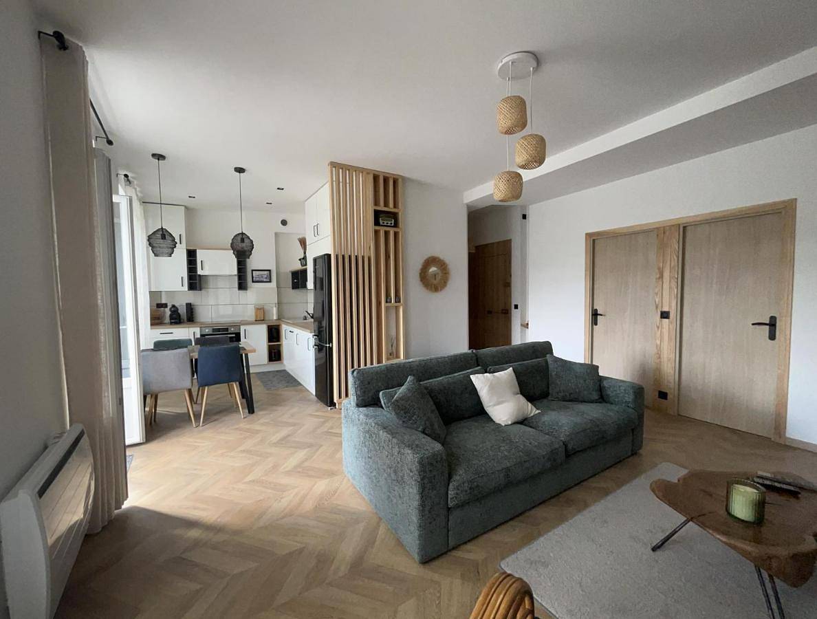 Appartement entier, Apartment with Balcony in Bourgoin-Jallieu, Région de La Tour-du-Pin