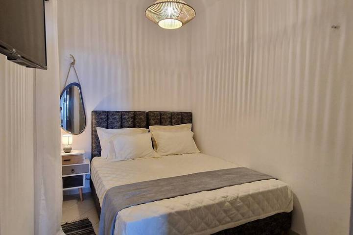 Gabriel Haus am Strand https: // youtu. be / w9WYxgJazl8 in Monolithos, Santorin