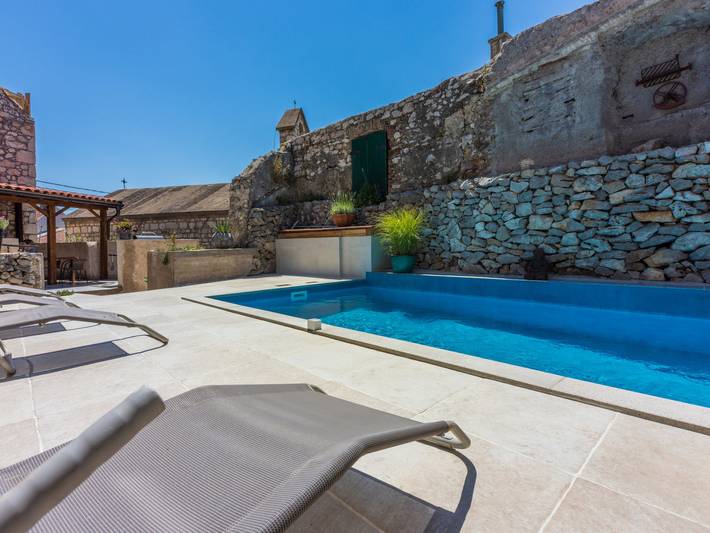 Ferienhaus für 14 Personen, mit Balkon und Terrasse sowie Garten und Pool