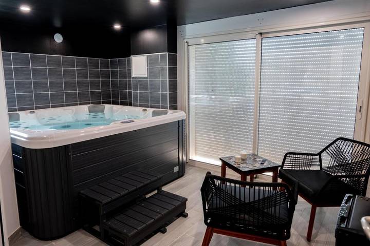 Location de vacances pour 2 personnes, avec jardin ainsi que terrasse et jacuzzi à Rousson - 4