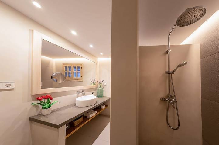 Casa Rosita, Wifi gratuit, à 75 mètres de la plage de Niu Blau, familles idéales. in Cala Pada, Santa Eulària des Riu