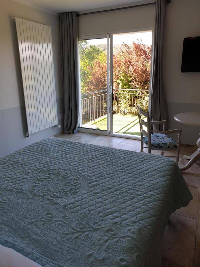 Hôtel pour 2 personnes, avec terrasse et piscine, animaux acceptés à Bagnols-en-Forêt - 2
