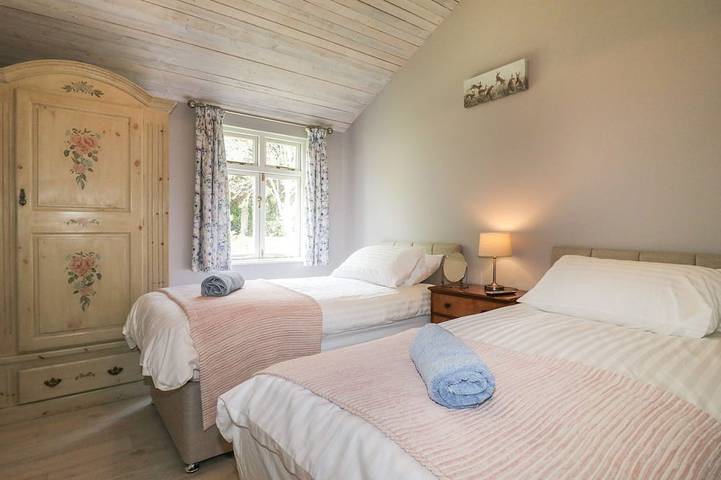 The Hen House, pet friendly, with hot tub in Rugeley in Staffordshire