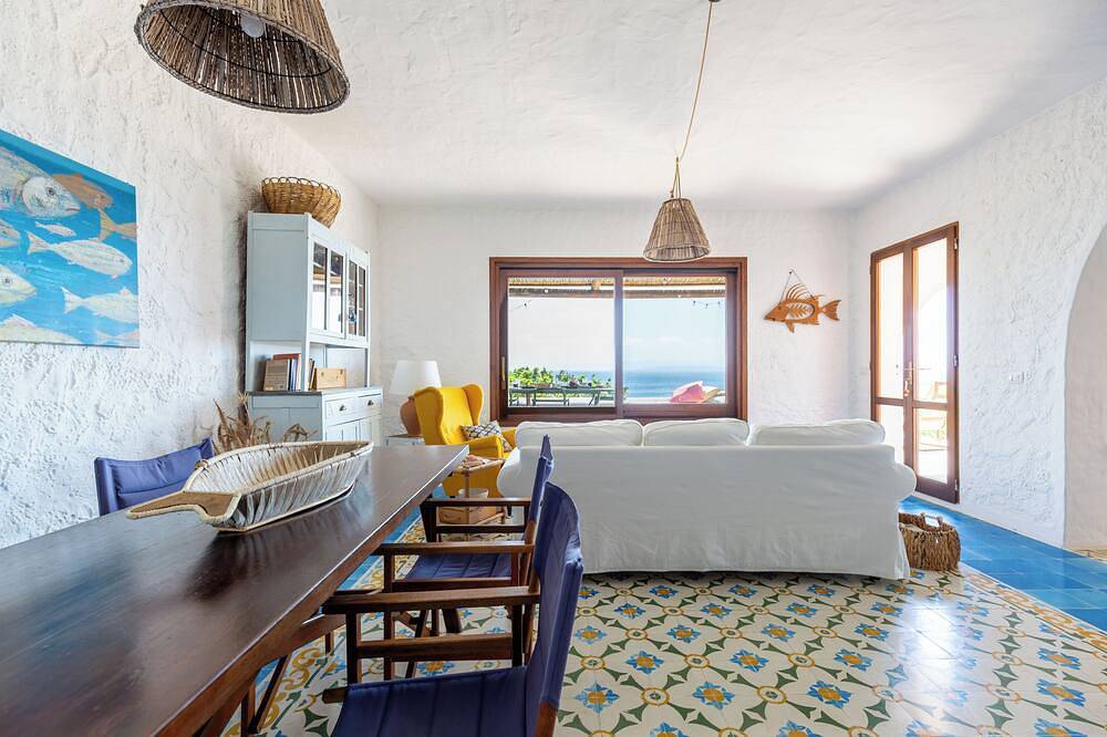 Panoramische Villa Mit Privatem Zugang Zum Meer in Peonia Rosa, Sant'Antioco