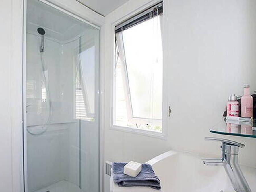 Camping Lou Cigalon - Mobilhome 4 personas - Mobil-home | Confort | 2 Dormitorios | 4 Pers. | Terraza elevada | Aire acondicionado. in Martigues, Istres region