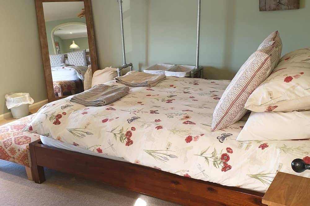 Luxury Cottage with Spectacular Views and Terrace Overlooking the Creek in Wells-next-the-Sea, Norfolk Coast
