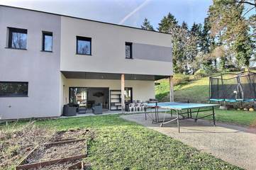Gîte pour 15 personnes, avec jardin et vue à Saint-Héand