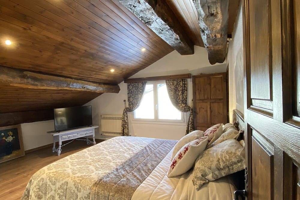 Entire apartment, Exquisite high mountain duplex in the town centre of Llívia in Llívia, Cerdanya