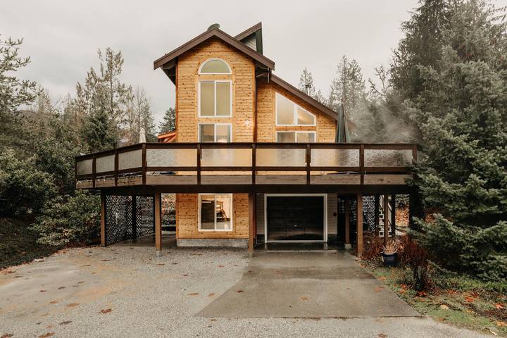 Log cabin for 7 people, with balcony/terrace and view in Glacier