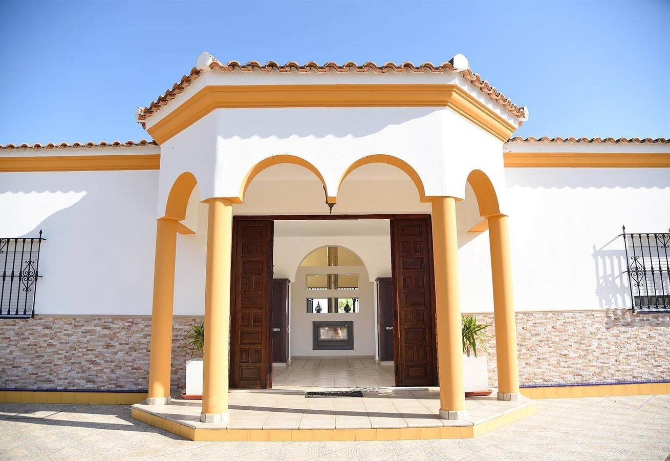 Chalet Bellavista con piscina privada, vistas despejadas y Wifi in Lora del Río, Provincia de Sevilla