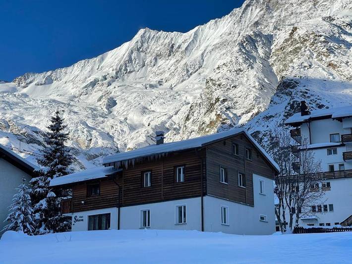 Chalet für 8 Personen, mit Balkon und Terrasse sowie Garten und Ausblick in Saas-Fee