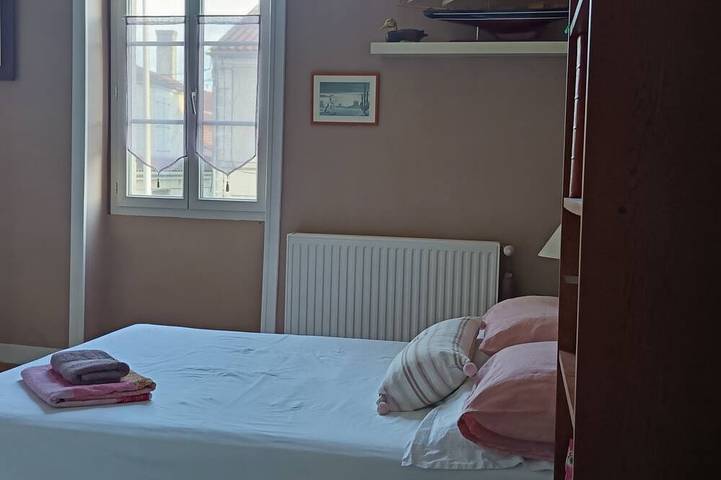Angoulême: 1 double room/private shower/breakfast included in Angoulême, Charente