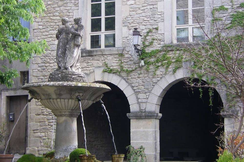 Drie niveaus -2 slaapkamer-2 badkamer-terras in de buitenlucht-volledig gerenoveerd in Saignon, Parc naturel régional du Luberon