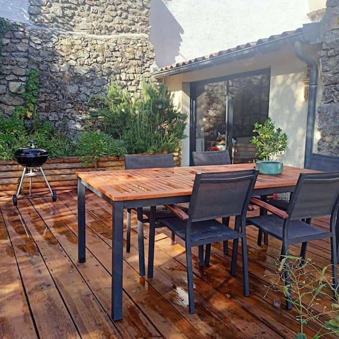 Location de vacances pour 12 personnes, avec piscine et terrasse ainsi que jardin et vue, animaux acceptés à Saint-Péray