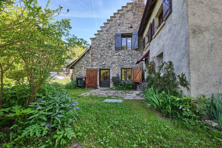 Chalet 'De L'ulmjc De Grenoble' avec vue sur montagne et jardin privé in La Morte, Parc national des Écrins