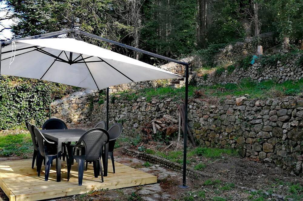 Entire apartment, La dolce Vita gite with terrace and view close to everything in Vals-les-Bains, Parc naturel régional des Monts d'Ardèche
