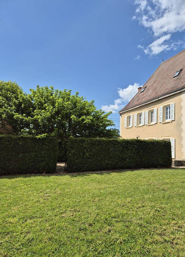 Location de vacances pour 19 personnes, avec jardin et vue à Viry (Saône-et-Loire) - 3