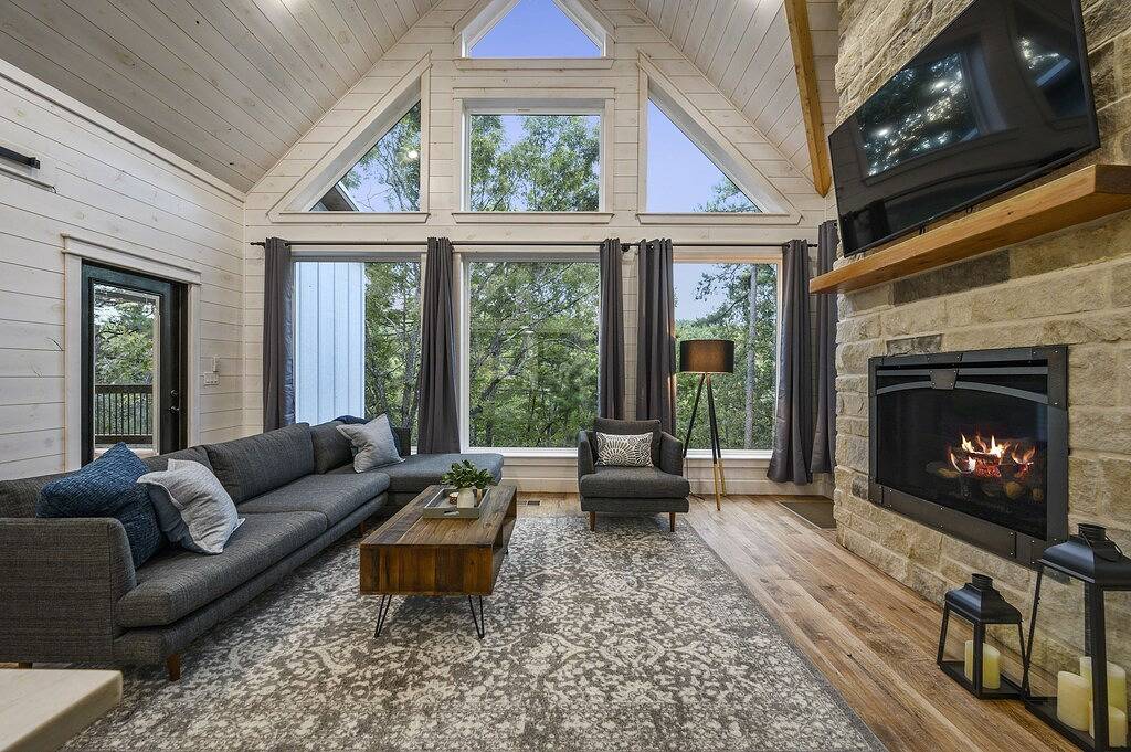 New Luxury Honeymoon Cabin, Private Hot Tub and Large Rain Shower in Broken Bow, Broken Bow Lake