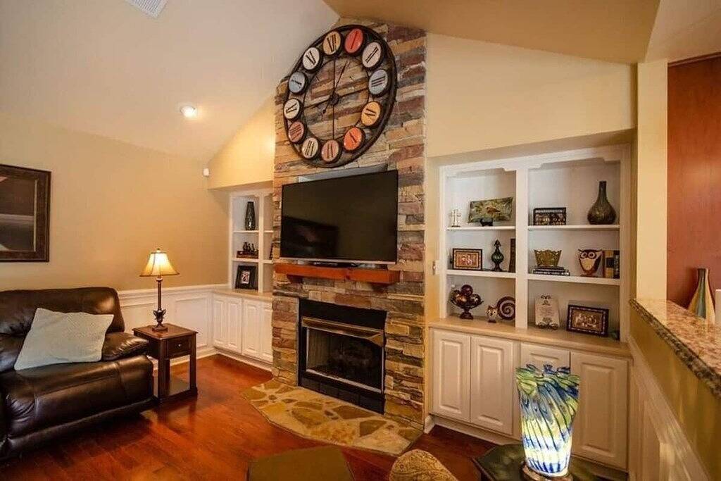 Escape to Comfort & Charm Just Minutes from the Parkway within a Peaceful Resort in Sevierville, Sevier County