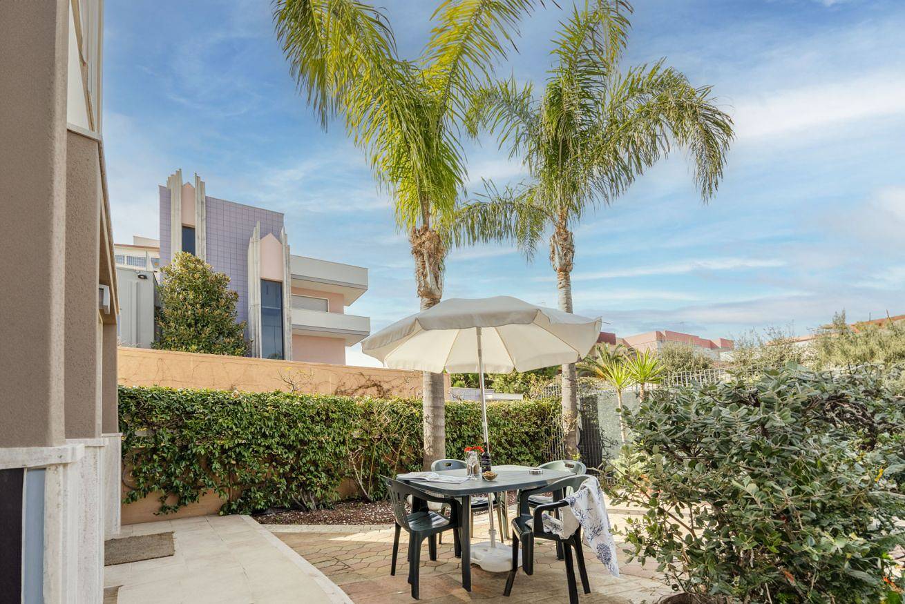 Apartamento inteiro, Ida's Garden Apartment with parking in Monopoli, Bari (província)